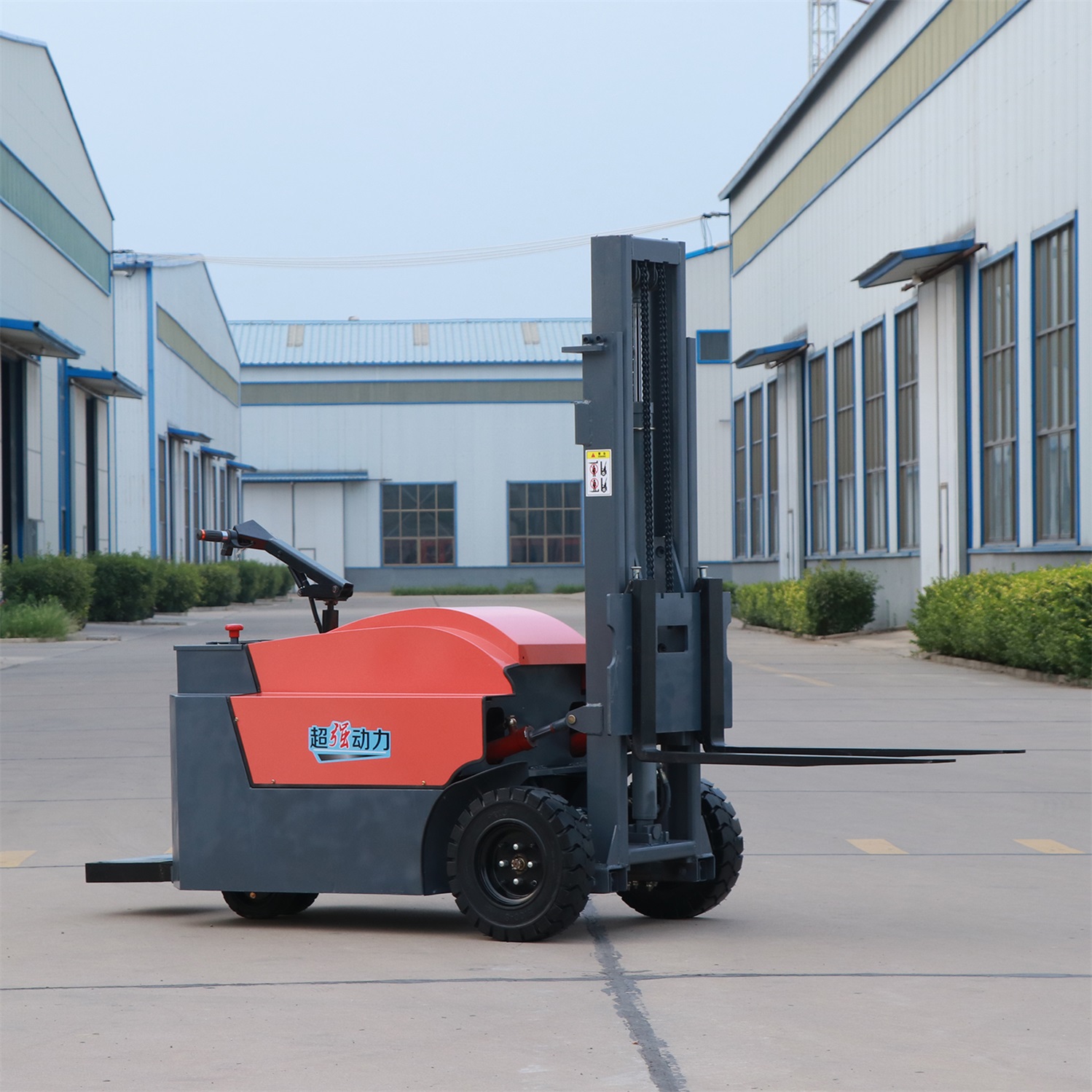 Station-driven electric forklift trucks with an excellent operating feel