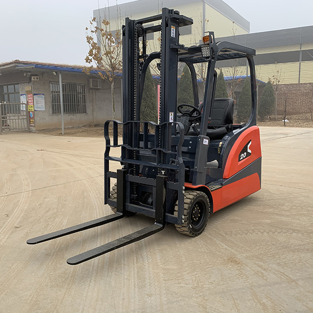 Flexible, lightweight and intelligent three-pivot electric forklift trucks