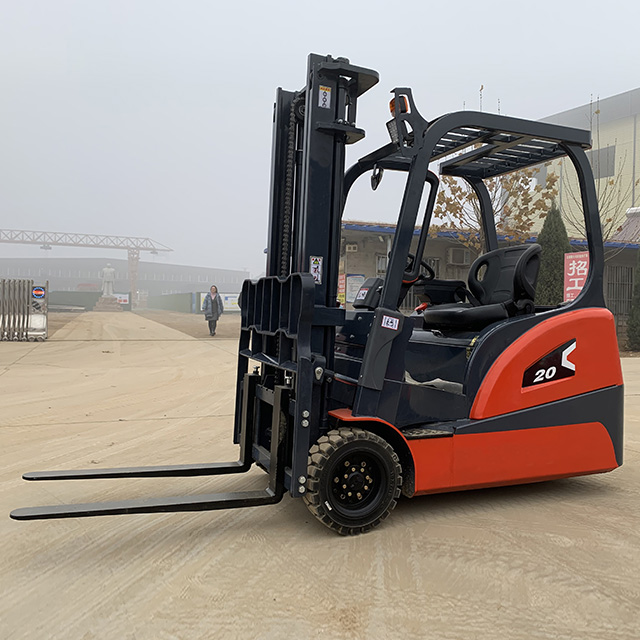 Three-pivot electric forklift truck with hydraulic lift