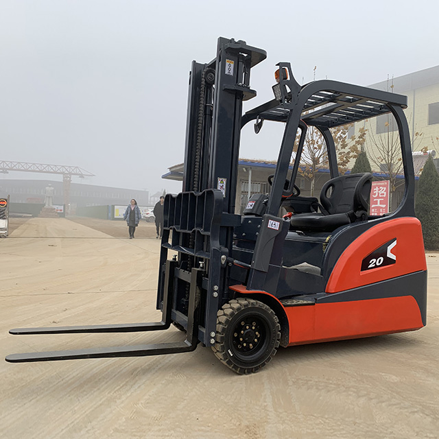 Three-pivot electric forklift truck with hydraulic lift